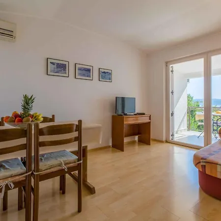 Two-bedroom In Xxxiii Crikvenica